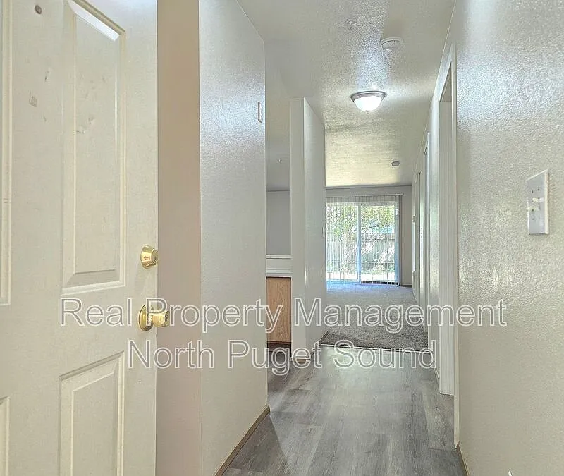 2 bed, 1.0 bath, 830 sqft, $1,695 — Photo 3