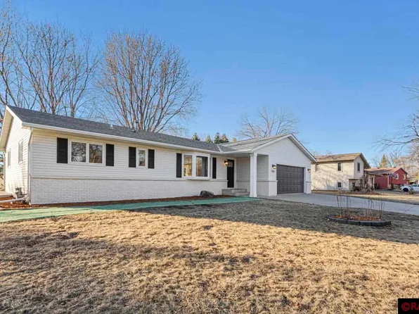 1932 Howard Dr, North Mankato, MN 56003