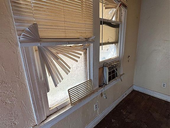 3rd image of 4533 Kenyon Dr
