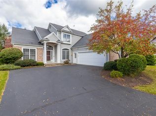 27 Settlers Grn, Pittsford, NY 14534