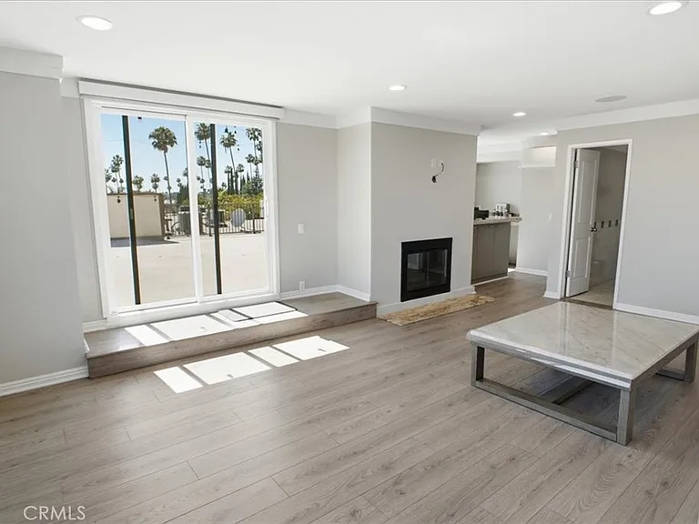 321 E Stocker St #301 — Photo 4
