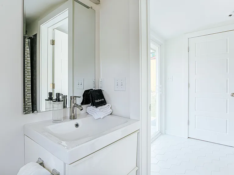 1023 King St — Photo 9
