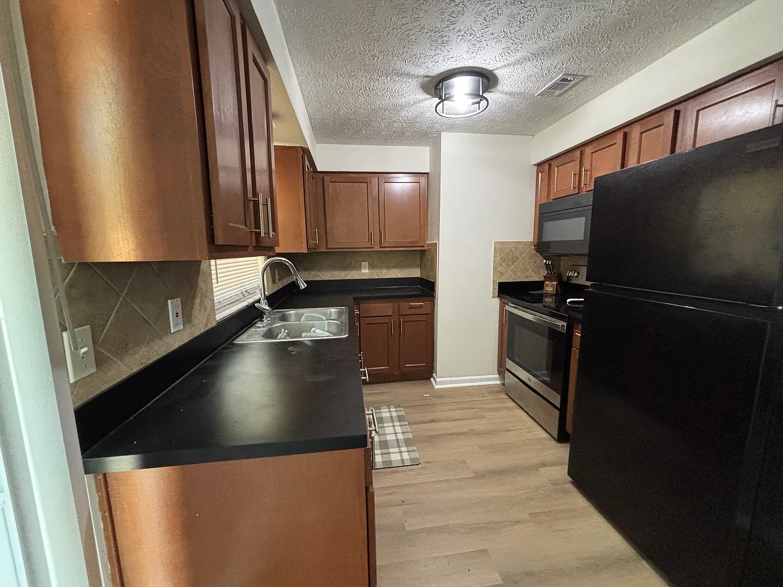 3 bed, 920 sqft, $2,000 — Photo 4
