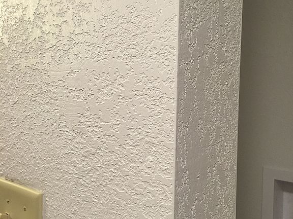 Textured walls in bathroom