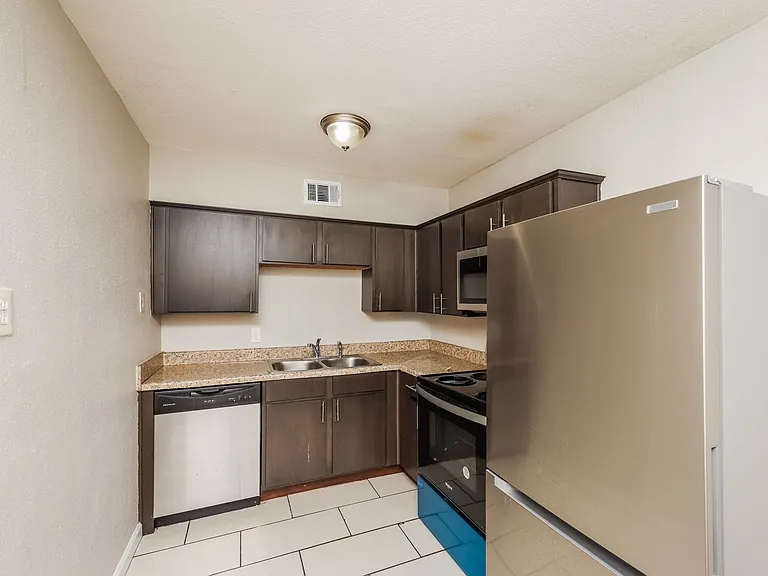 Reiger Park Apartments — Photo 17