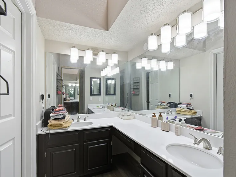 2324 W Newton St — Photo 7