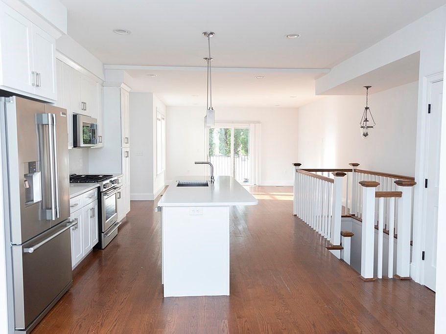 1st image of 273 Gold St #1