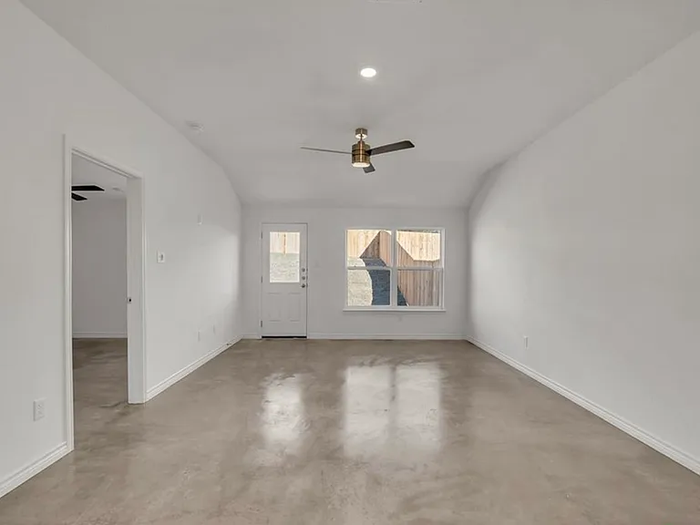 1211 Concord Dr — Photo 2