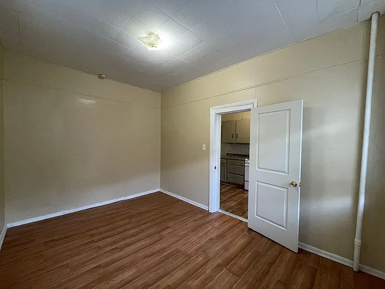 2322 Penn St — Photo 13