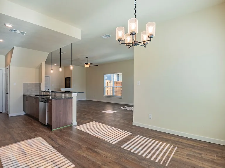 720 Blackland Dr — Photo 3