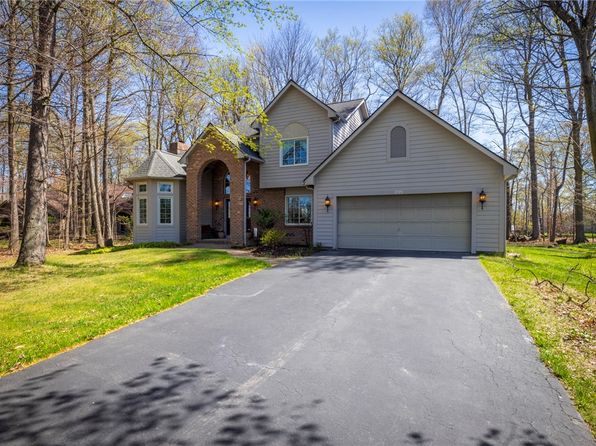 899 Friar Tuck Ln, Webster, NY 14580