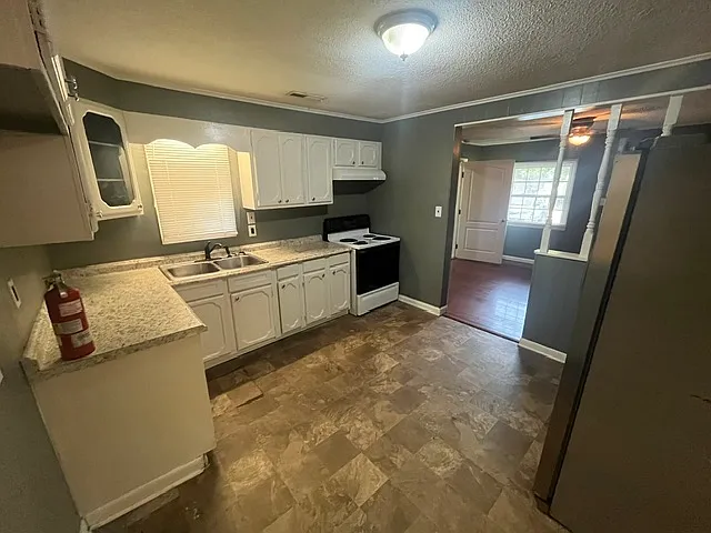 3 bed, 1075 sqft, $1,300 — Photo 4