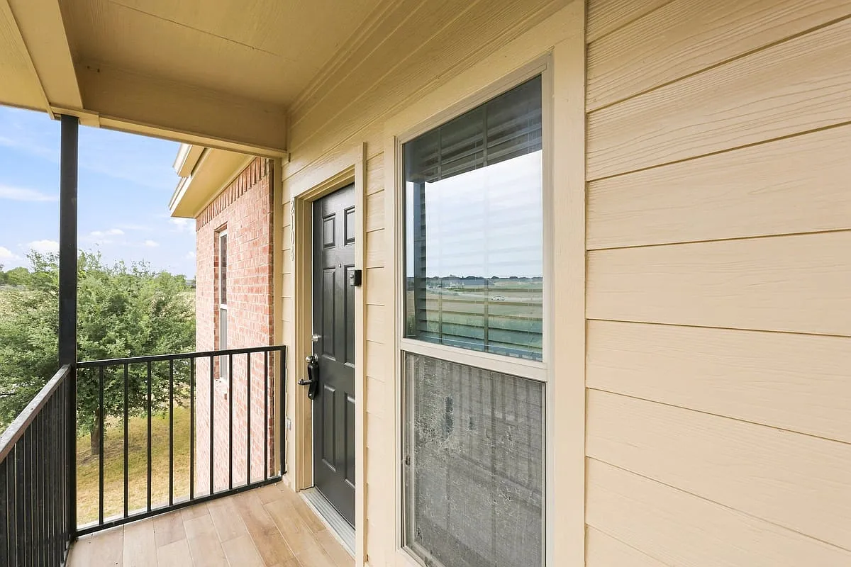 2100 2106 Breezy Dr - 2104 Breezy — Photo 2
