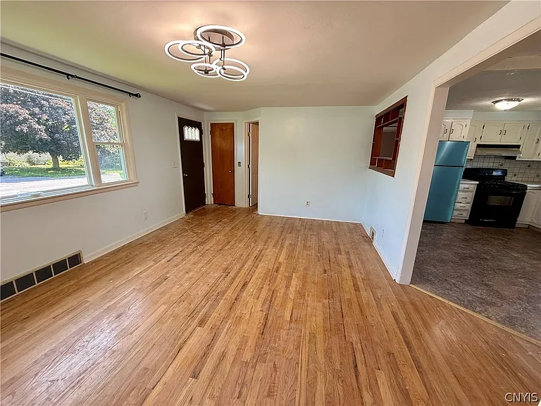 111 Deborah Dr — Photo 5