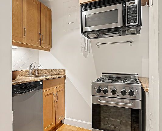 5th image of 166 E 63rd St APT 8L