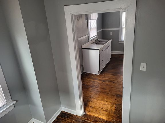 3rd image of 4418 Lonsdale Ave