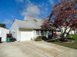 33 Cobalt Cross Rd, Levittown, PA 19057