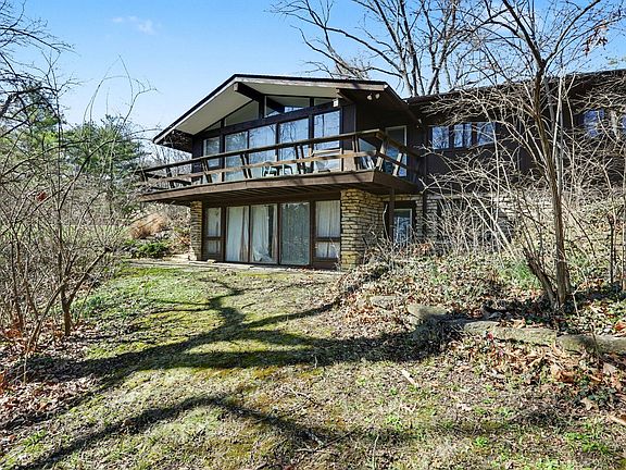 3rd image of 820 Old Woods Rd