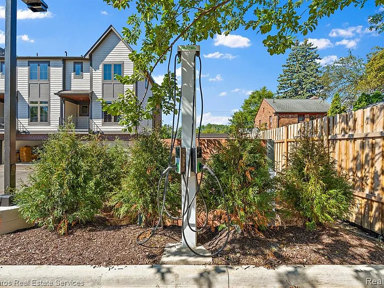 389 Saint Clair St #101 — Photo 18