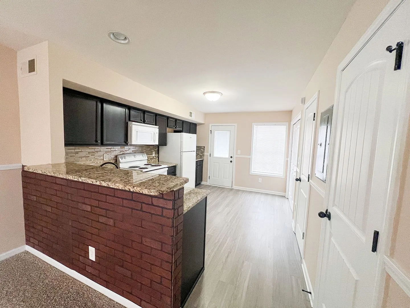 2 Bedroom 1.5 Bathroom Townhome — Photo 4