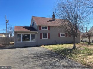 18 Newberry Ln, Levittown, PA 19054