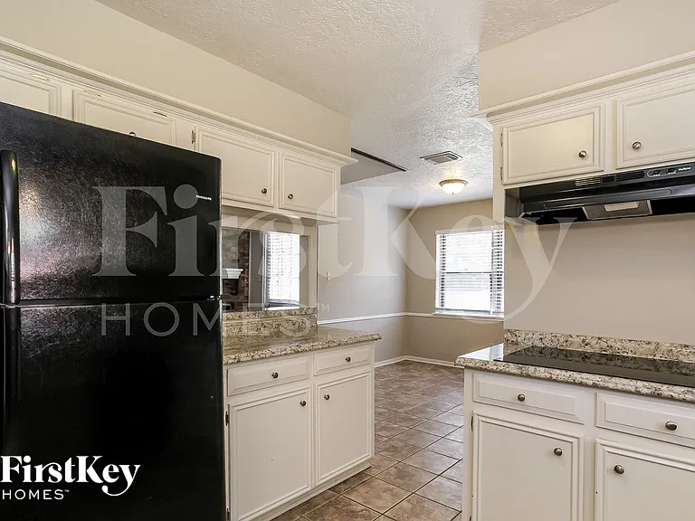 3811 Fernglade Dr — Photo 7