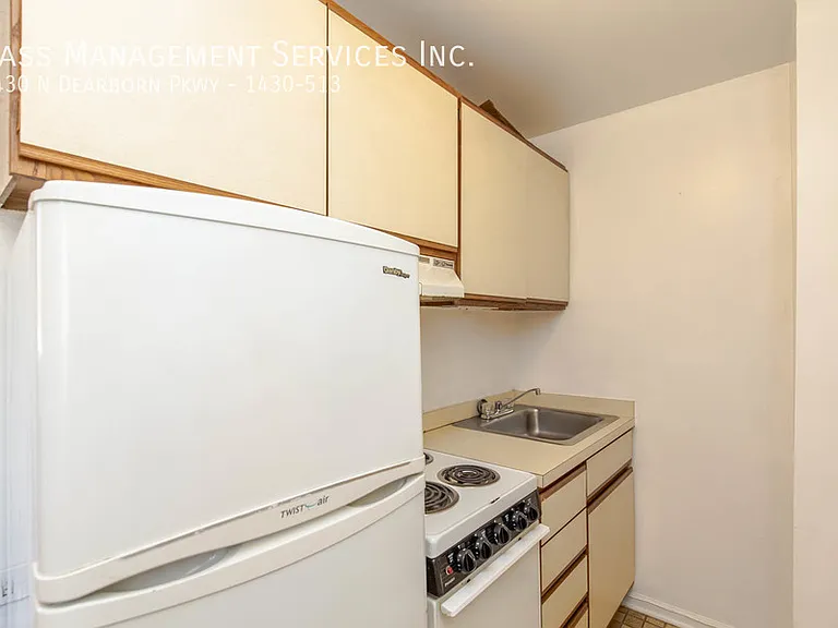 1430 N Dearborn Pkwy — Photo 35