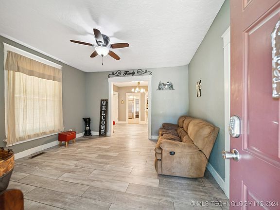 5th image of 124 W Lincoln Ave