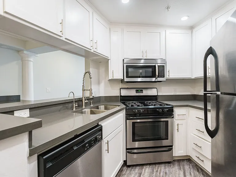 114 North Doheny Drive — Photo 9