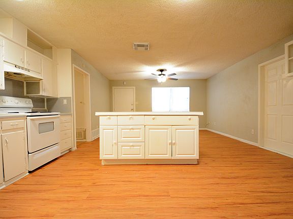 4th image of 1204 Curry Ave
