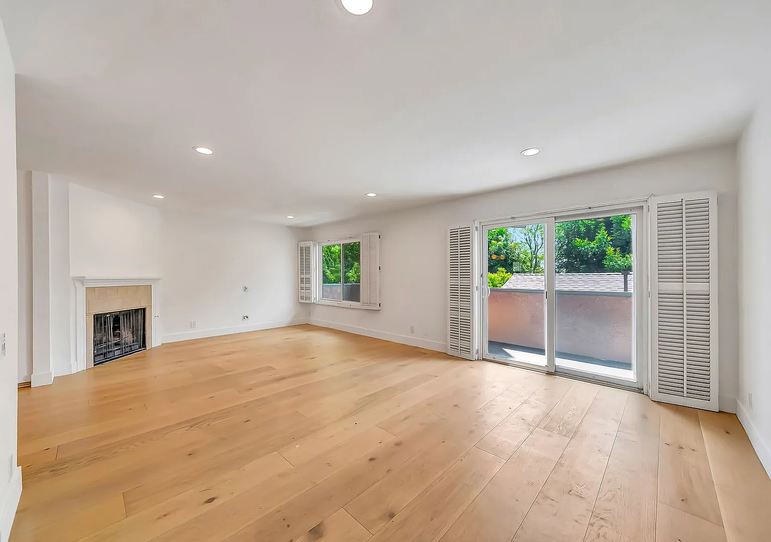 Beautiful 3 Bed | 3 Bath in Prime Studio City — Photo 1