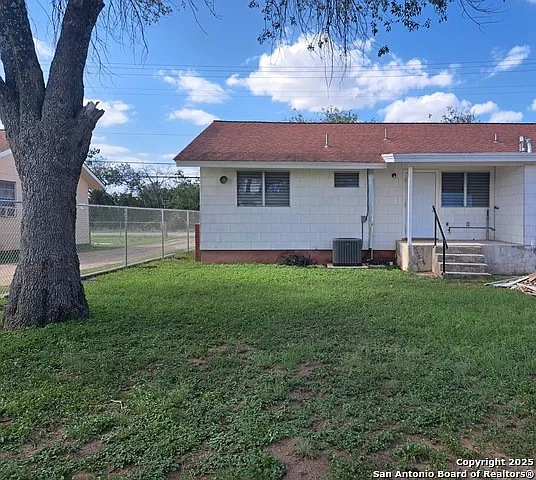 2 bed, 1.0 bath, 945 sqft, $1,250 — Photo 3