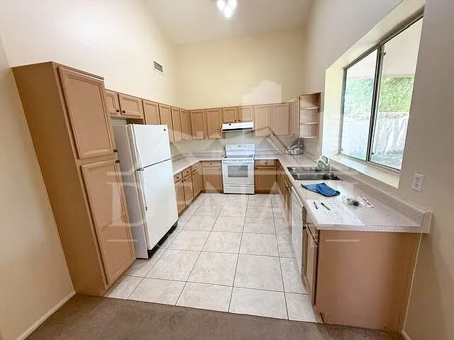 797 N Gregory Pl — Photo 4