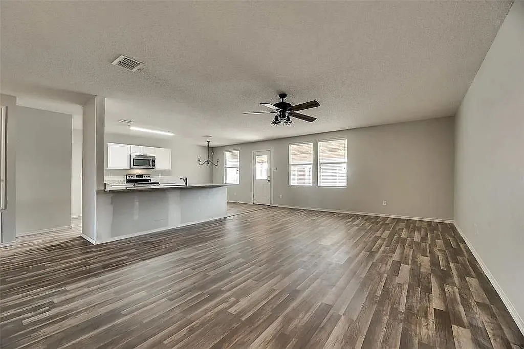 3 bed, 1609 sqft, $2,400 — Photo 2