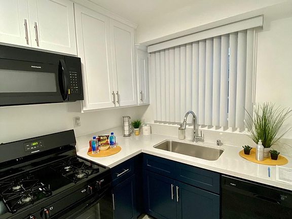 Stove, microwave, dishwasher and fridge included!