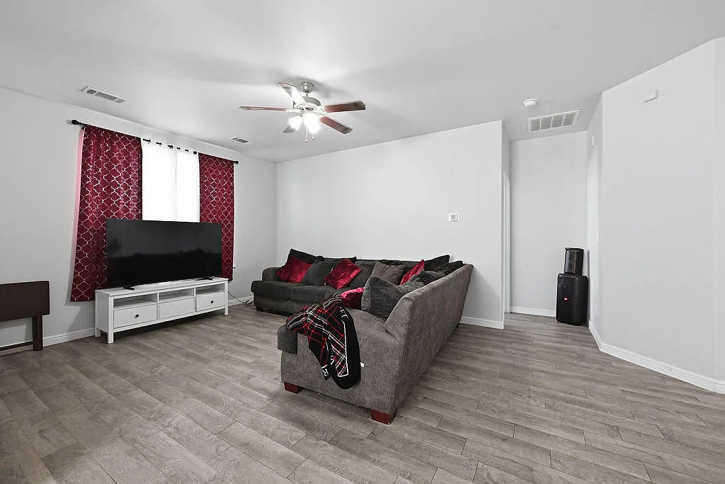 4 bed, 2.0 bath, 1766 sqft, $3,200 — Photo 4