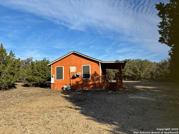 107 Camino Primero, Leakey, TX 78873