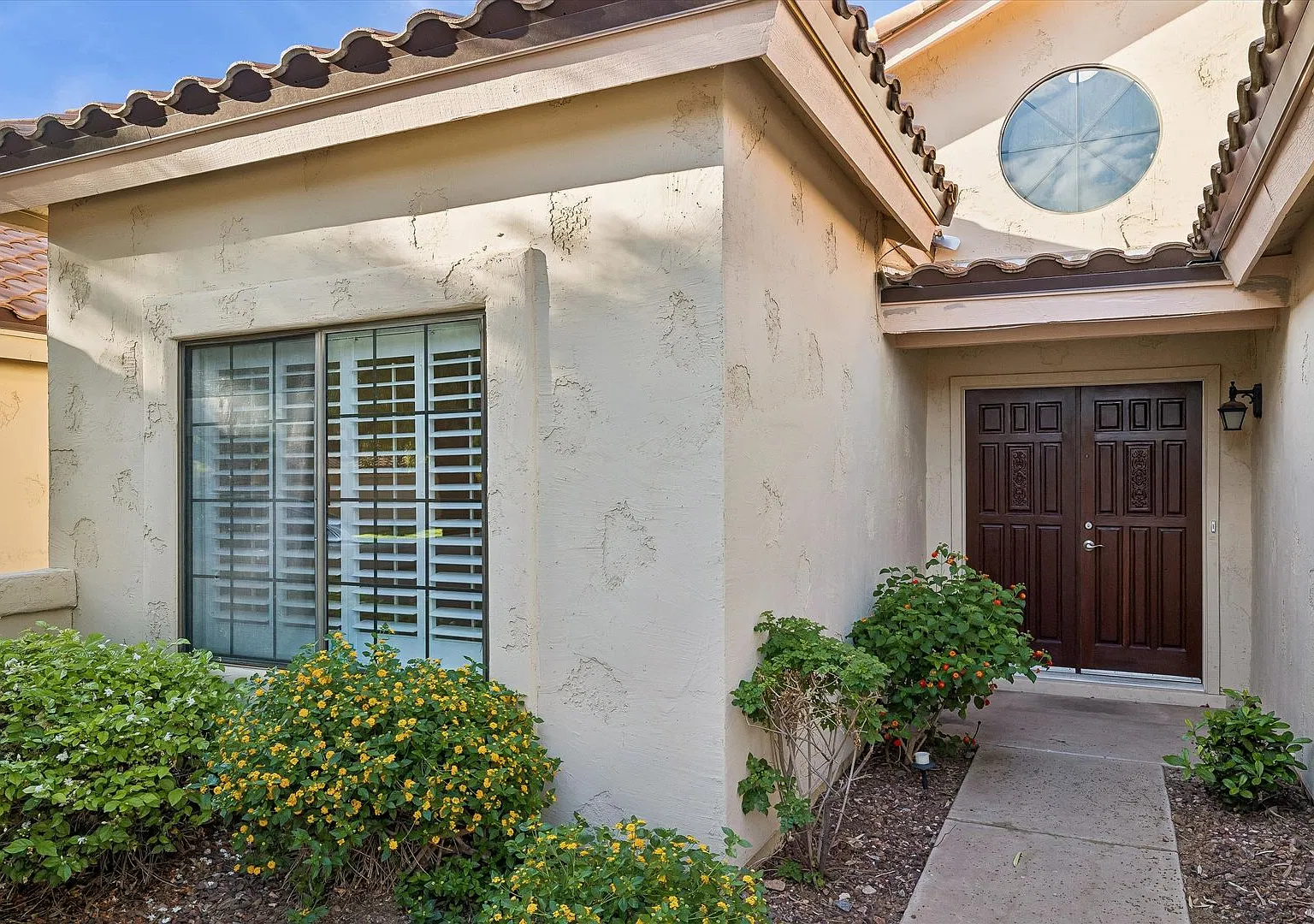 3 Bedrooms, 3 Bathrooms, Formal Living, Formal Dining, Spacious Family Area With Fireplace. Ready... — Photo 4