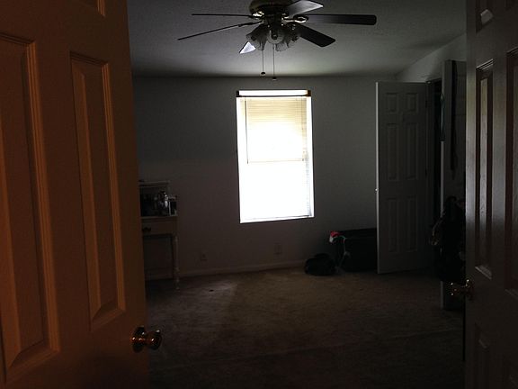 4th image of 828 W Houston St