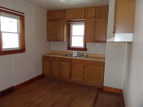 3rd image of 524 W Phillip St