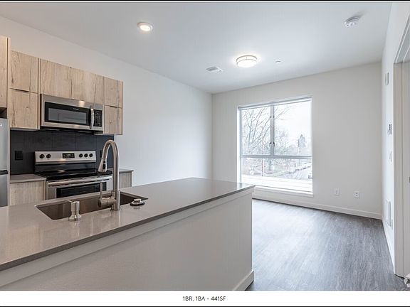 4th image of 1524 N Sumner St #106