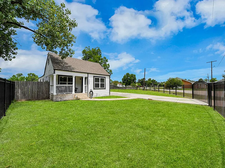 7003 Darien St — Photo 42