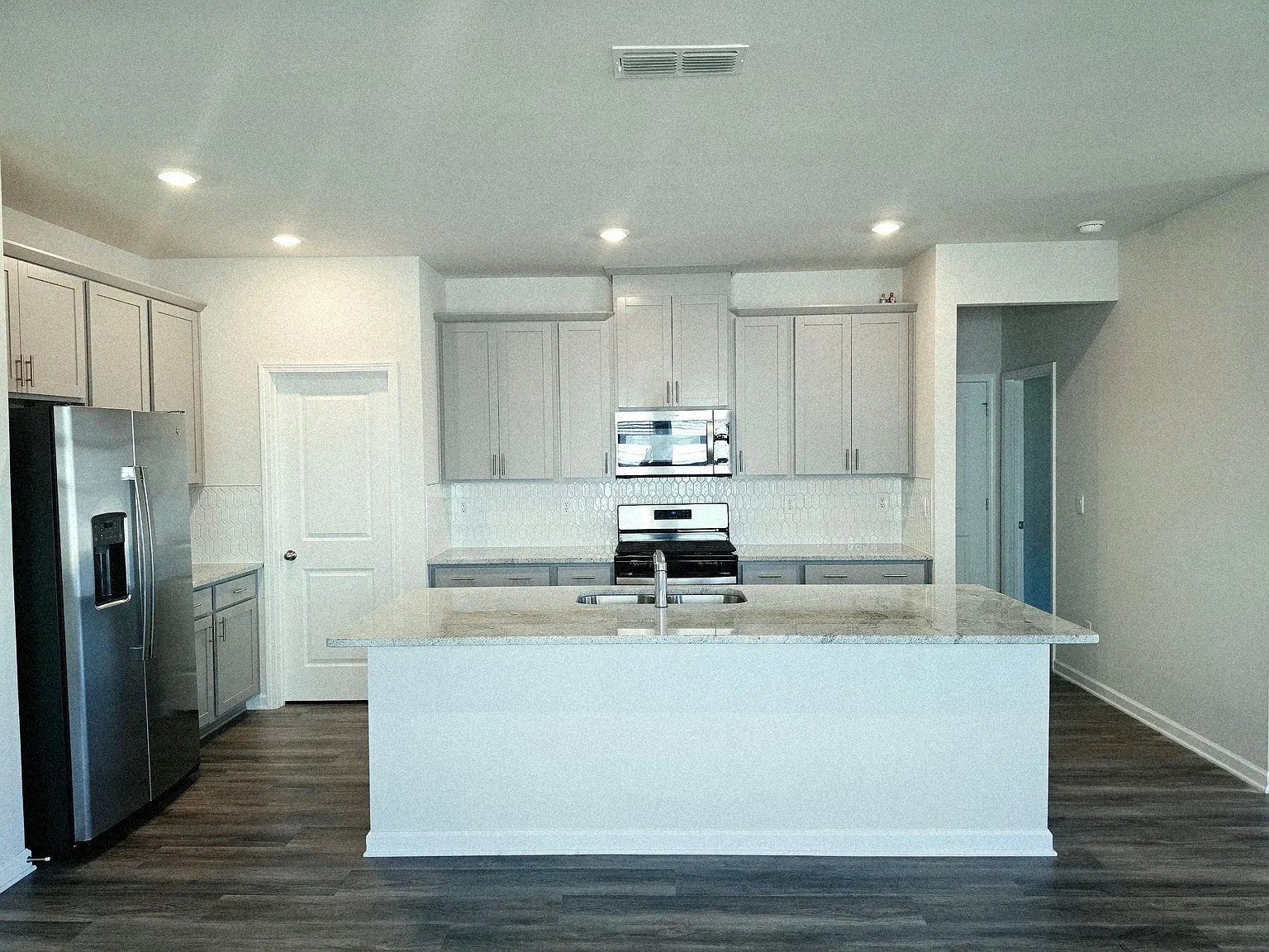 5 bed, 2432 sqft, $2,900 — Photo 3