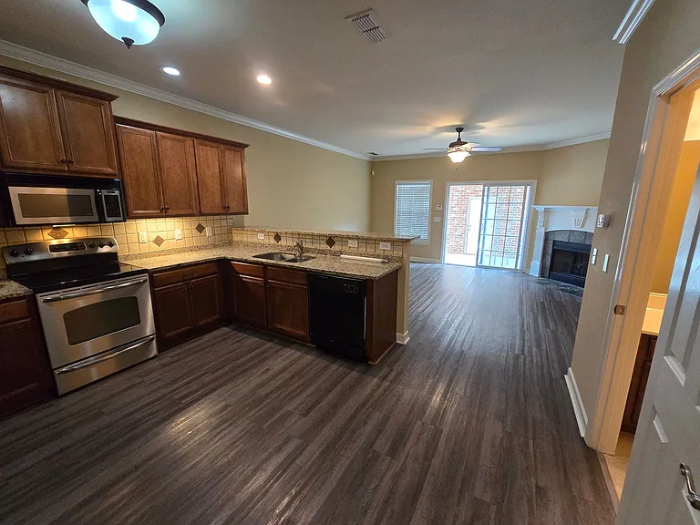 2121 Cason Ln — Photo 5