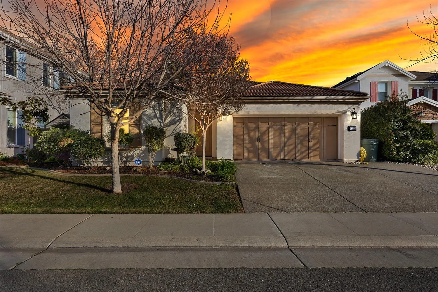 1225 Tiverton Ln photo 1