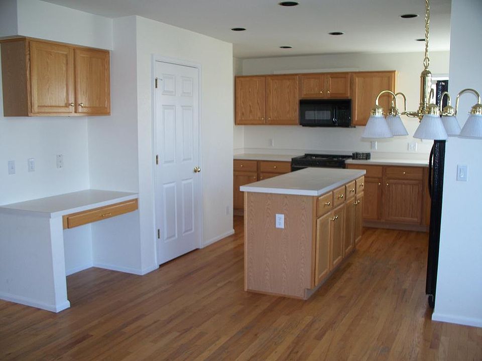 2nd image of 677 Huntington Pl