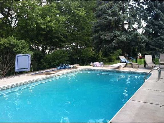 2nd image of 40 Pebble Creek Ln