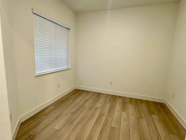 529 E Fiorino St — Photo 6