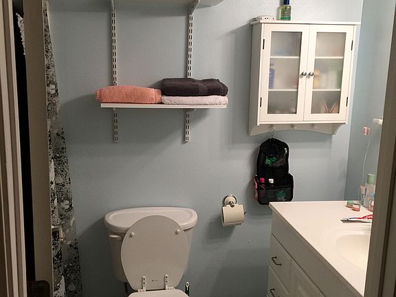 Bathroom with shower/tub