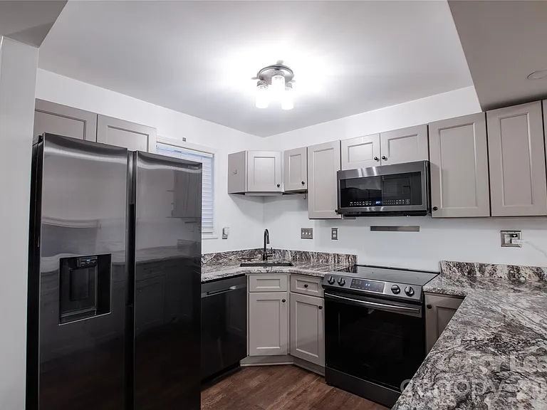 100 Willow Run Dr #2 — Photo 3